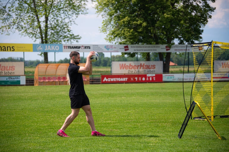 keeperstraining-voetbal-rebounder-keeper-gooit-bal-hard keeperstraining-voetbal-rebounder-keeper-gooit-bal-hard